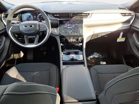 New 2025 Jeep Grand Cherokee L Laredo image 9