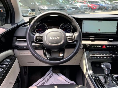 Used 2024 Kia Carnival EX FWD image 7