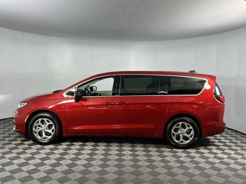 Certified 2024 Chrysler Pacifica Limited image 10