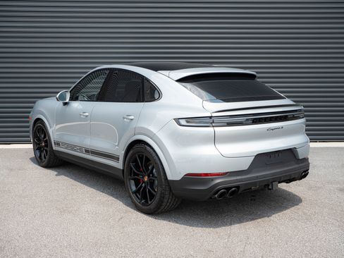 Certified 2026 Porsche Cayenne S AWD/4WD image 3