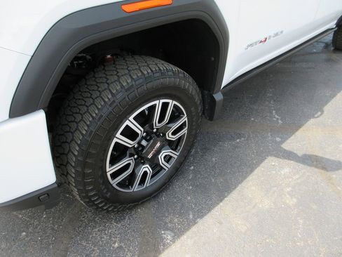 Used 2023 GMC Sierra 2500 AT4 w/ AT4 Premium Plus Package AWD/4WD image 14