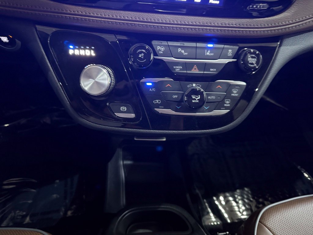 Used 2017 Chrysler Pacifica Limited w/ UConnect Theater Package FWD image 25