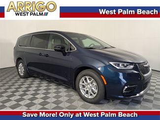 New 2025 Chrysler Pacifica Select image 1