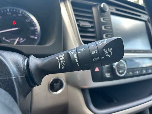 Used 2018 Toyota Highlander Limited AWD/4WD image 17