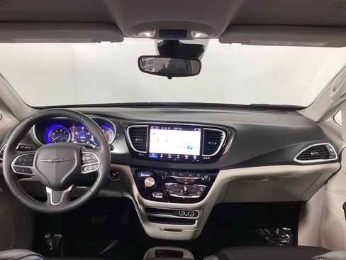 Used 2023 Chrysler Pacifica Touring-L FWD image 18