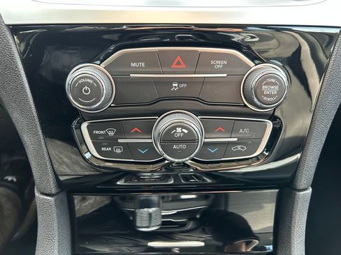 Certified 2023 Chrysler 300 Touring w/ Sport Appearance Package image 18