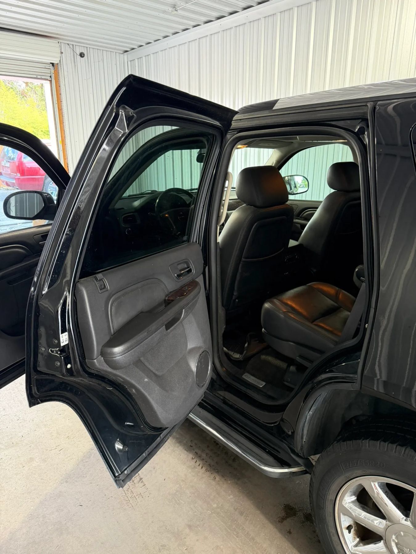Used 2011 GMC Yukon Denali RWD image 12