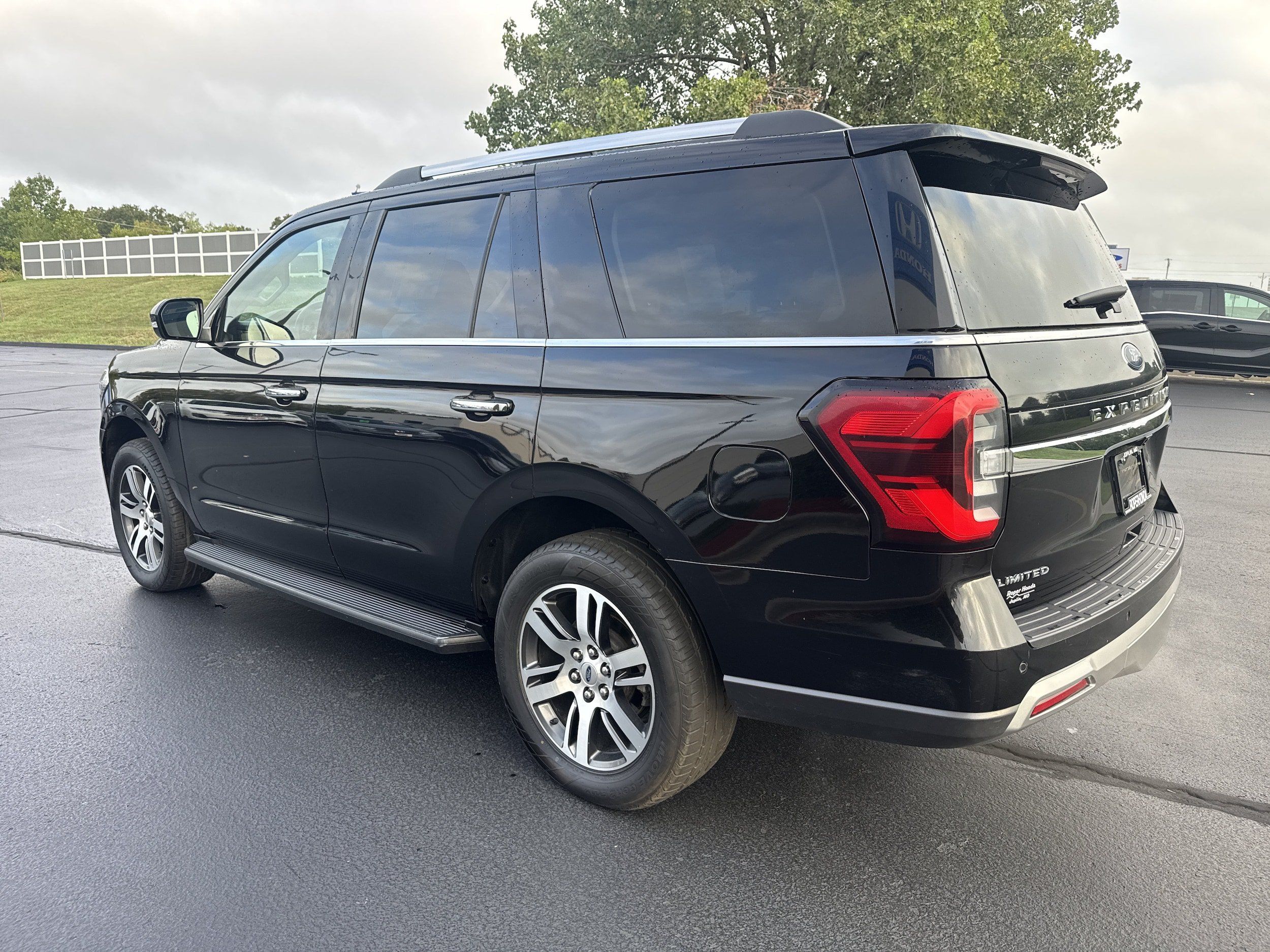 Used 2024 Ford Expedition Limited AWD/4WD image 14