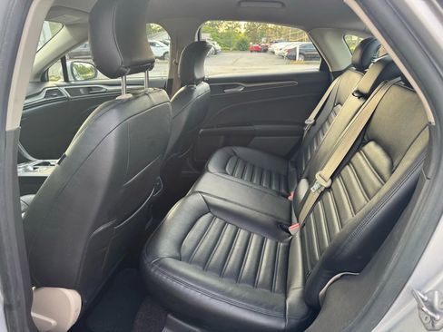 Used 2019 Ford Fusion SE FWD image 13