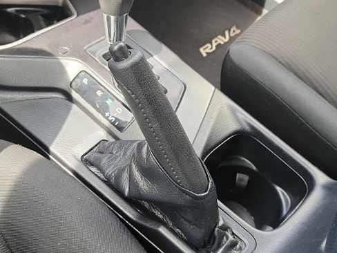 Used 2018 Toyota RAV4 LE FWD image 30