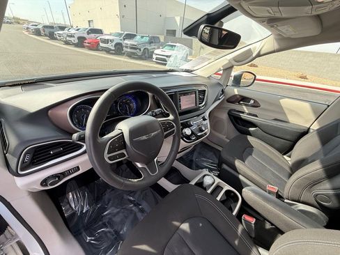 Used 2023 Chrysler Voyager LX image 13