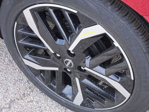 Used 2025 Nissan Versa SR w/ Trunk Package image 17