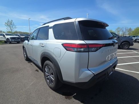 Used 2025 Nissan Pathfinder SV image 14