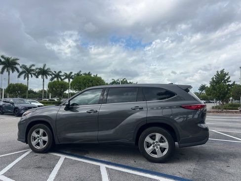 Used 2022 Toyota Highlander LE image 12