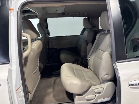 Used 2017 Toyota Sienna XLE Premium FWD image 33