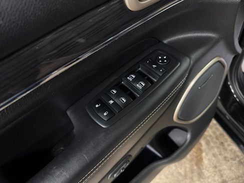 Used 2017 Jeep Grand Cherokee Overland image 12