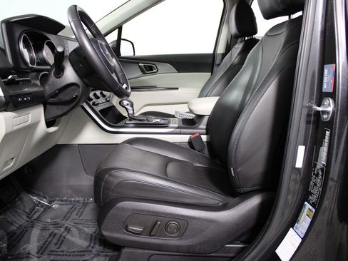 Used 2024 Kia Carnival LX image 8