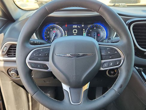Used 2025 Chrysler Pacifica Select image 19