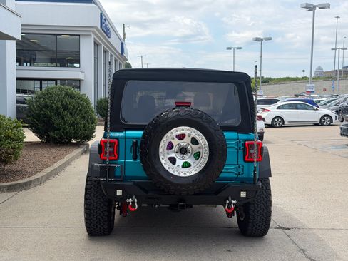 Used 2024 Jeep Wrangler Unlimited Rubicon w/ Convenience Group AWD/4WD image 6