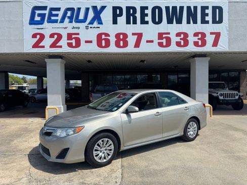 Used 2014 Toyota Camry LE image 1