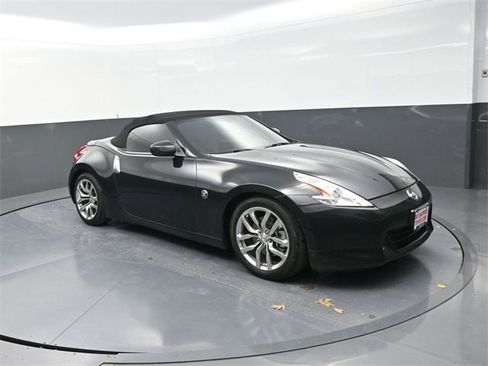 Used 2010 Nissan 370Z Touring image 9