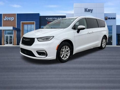 Used 2023 Chrysler Pacifica Touring-L image 2