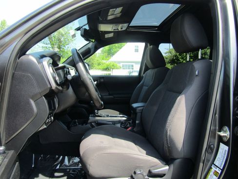 Used 2017 Toyota Tacoma TRD Sport w/ Premium & Technology Package image 14