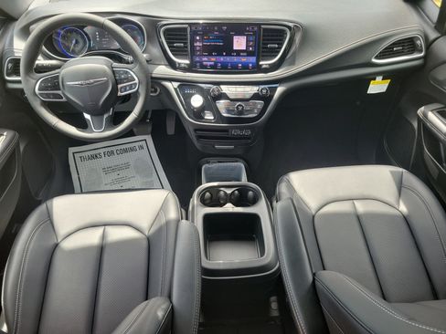 Used 2025 Chrysler Pacifica Select FWD image 11