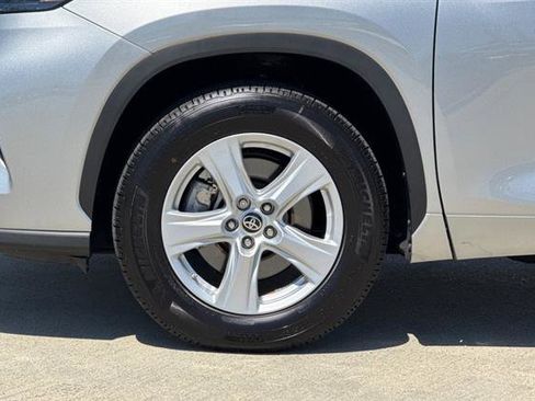 Used 2023 Toyota Highlander LE FWD image 31