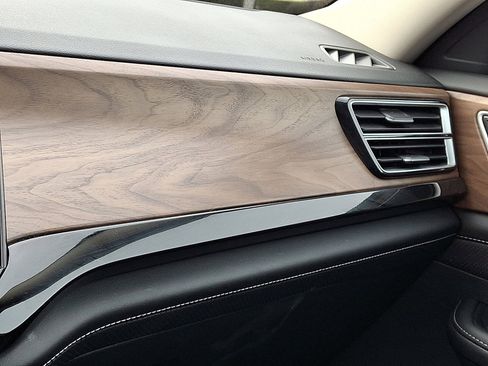 Used 2025 Volkswagen Atlas SE image 30