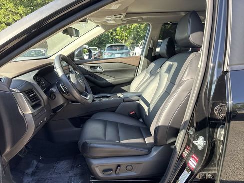 Used 2023 Nissan Rogue SV w/ SV Premium B Package FWD image 13