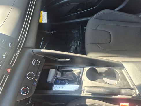 Used 2025 Hyundai Elantra SE w/ Cargo Package image 18