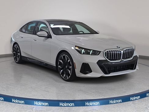 Used 2026 BMW 530i w/ Executive Package RWD image 4