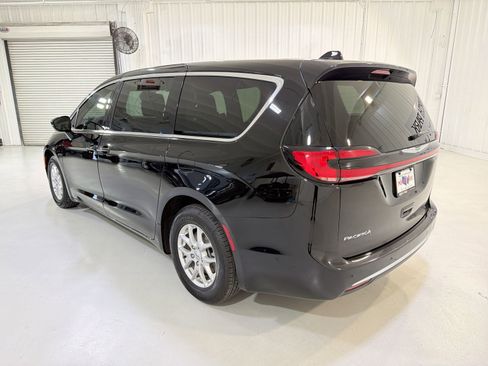 Used 2025 Chrysler Pacifica Select FWD image 25