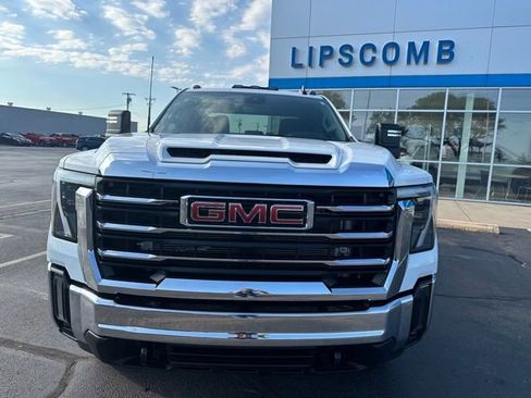 Used 2024 GMC Sierra 3500 SLE w/ SLE Value Package image 3