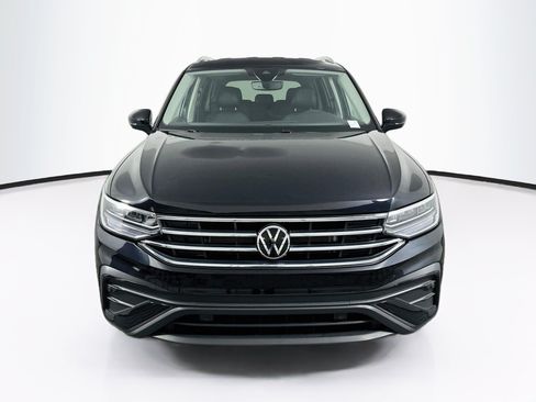 Used 2023 Volkswagen Tiguan SE FWD image 2
