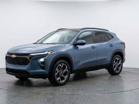 Used 2025 Chevrolet Trax LT FWD image 3
