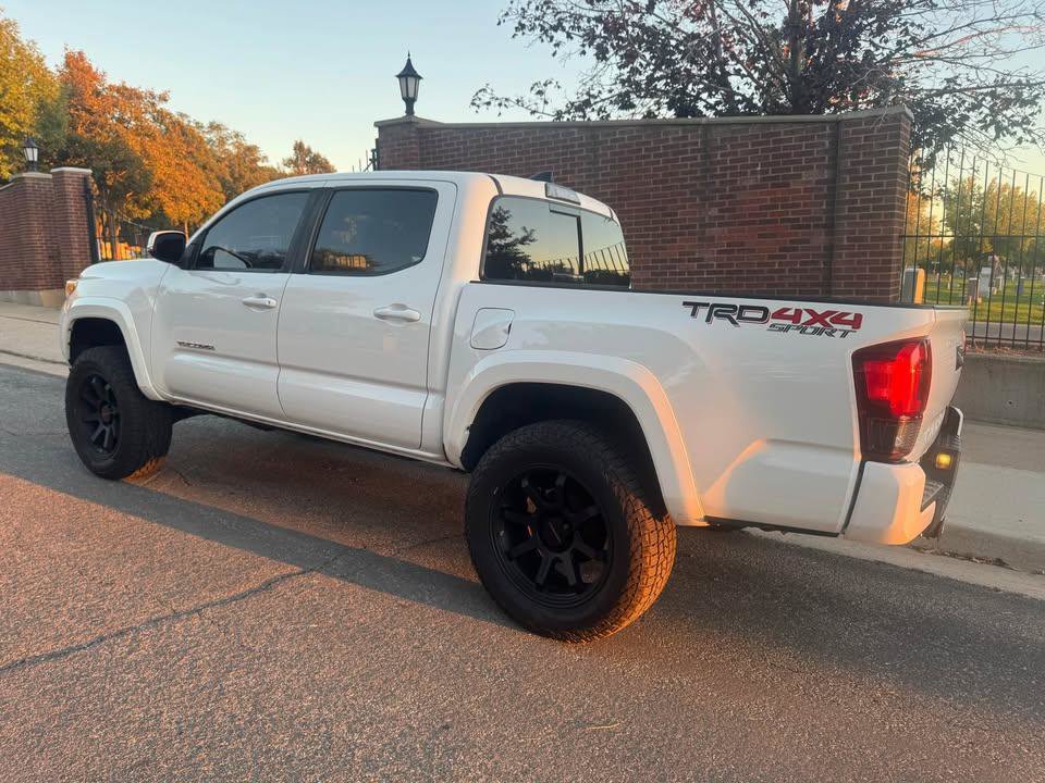Used 2019 Toyota Tacoma TRD Sport AWD/4WD image 2