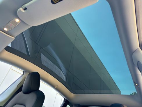 Used 2021 Tesla Model Y Long Range image 11