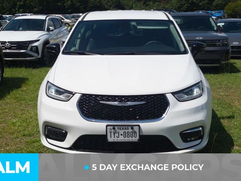 Used 2024 Chrysler Pacifica Touring-L FWD image 3