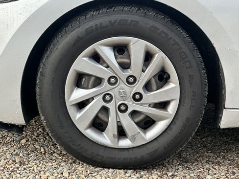 Used 2017 Hyundai Elantra SE image 24