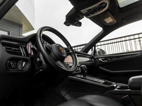 Certified 2024 Porsche Macan AWD/4WD image 5