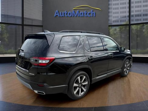 Used 2025 Honda Pilot Touring image 11