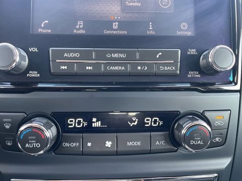 Used 2024 Nissan Titan SV w/ SV Convenience Package image 27