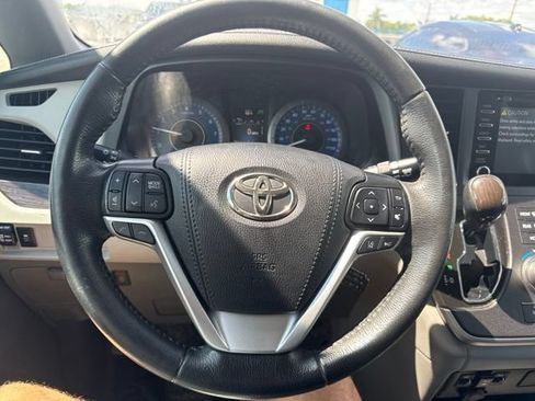 Used 2020 Toyota Sienna XLE w/ Carpet Mat Package FWD image 7