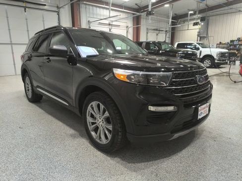 Used 2023 Ford Explorer XLT w/ Equipment Group 202A AWD/4WD image 4
