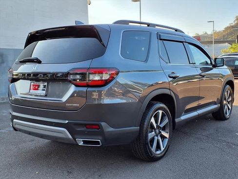 Certified 2025 Honda Pilot Touring image 4