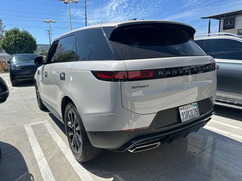 Used 2025 Land Rover Range Rover Sport SE AWD/4WD image 4