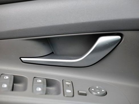 Used 2025 Hyundai Elantra SEL image 19