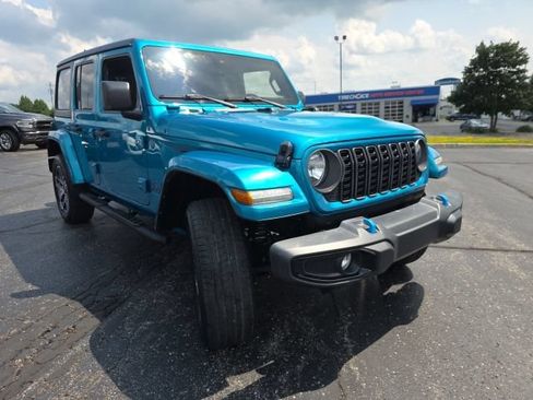 Used 2024 Jeep Wrangler Unlimited w/ Convenience Group AWD/4WD image 8